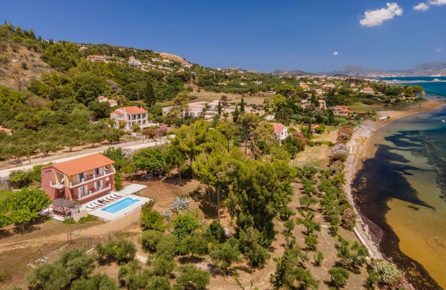 Villa avec deux appartements séparés sur le front de mer avec de superbes vues