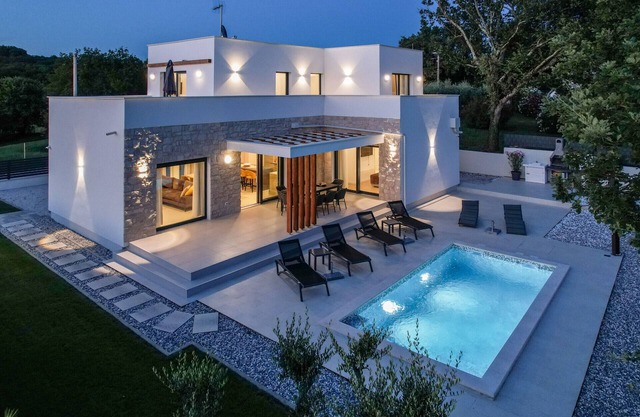 Villa Zanetta pet friendly near Poreč for 8 people with sea view & private pool