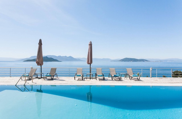 Villa Zefi à Egine, jusqu'à 12, vue sur la mer, priv. piscine, plage de Marathonas à 300m