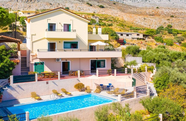 Villa Zeus: Large Private Pool, Sea Views, A/C, WiFi