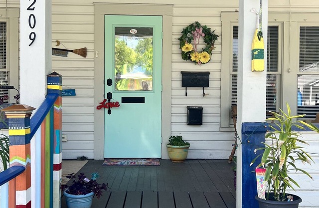 Village Art House Cottage near Anna Maria Island