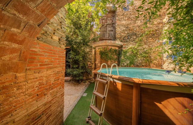 Maison de village entre les murs de l'ancien château d'Espolla. 5 pièces