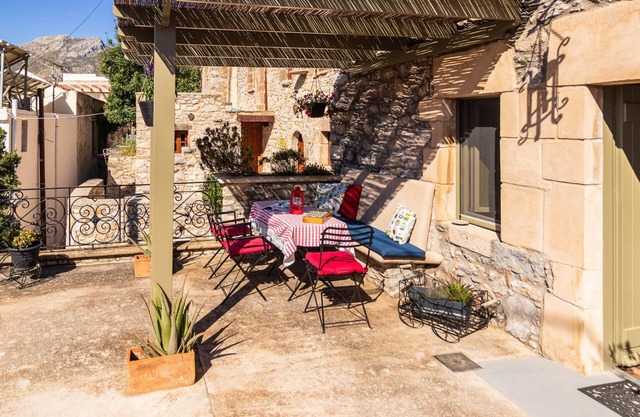 Maison de village dans un style studio entièrement rénové, vue imprenable sur la mer et la montagne.