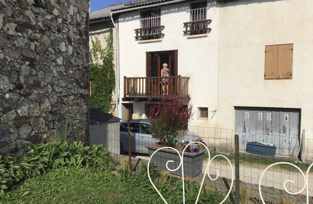Maison de village avec balcon située à Camurac 1200 m d’altitude.