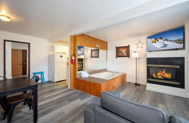 Village Suites Inn. Polar Bear, Perfect Location in the Village, fully equipped downstairs unit.