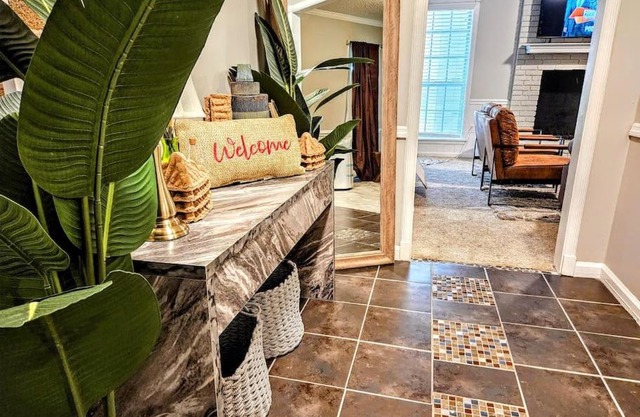 VillaQuèFrancia near Elvis Presley's Graceland 6 mins from Airport, Shuttle, & Rental Vehicle