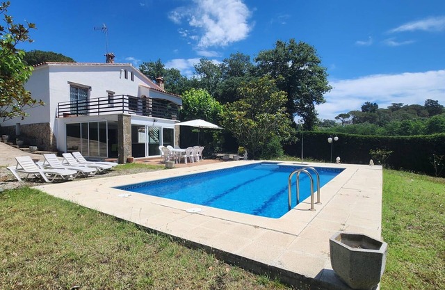 VILLAS COSETTE / Descubre Villa Martina, tu oasis perfecto en la Costa Brava! Fabulosa piscina y zona de Barbacoa!
