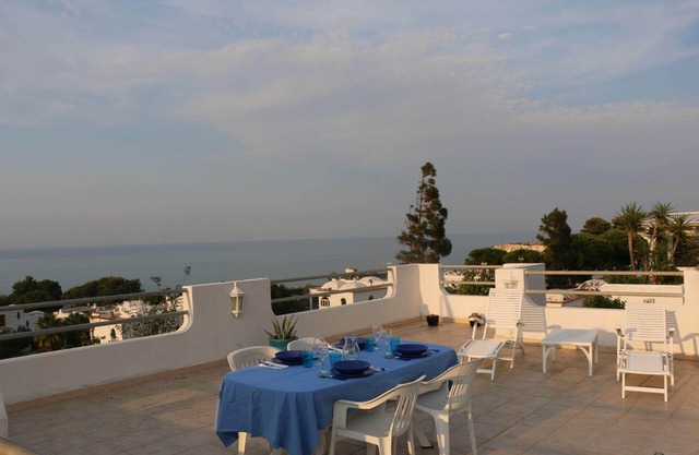 villetta avec terrasse et jardin. Belle vue mer