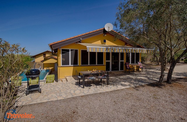 Maison de vacances romantique avec piscine, entourée d'oliviers, dans une nature magnifique