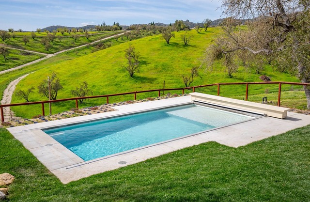 Vina Vista Estate with year round heated pool & 360 degree views