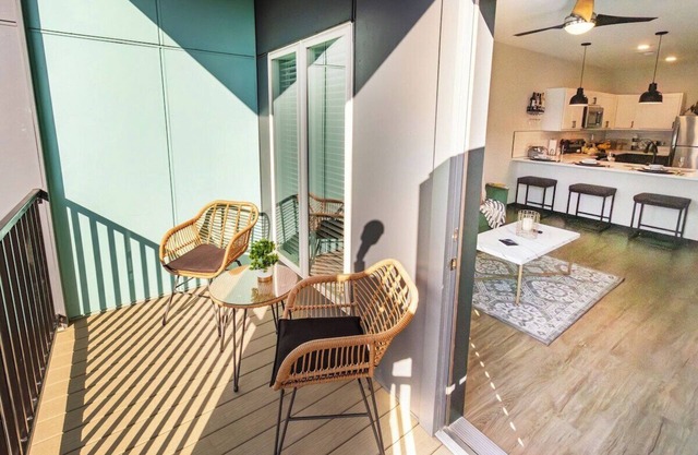 Vine · Downtown Apt w/Rooftop Yoga, W-Fi & Pet Friendly