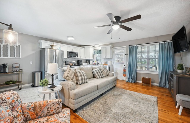 Vine Grove Home w/ Deck, 4 Mi to Saunders Springs!