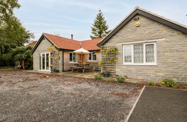 VINE LODGE, romantic, character holiday cottage in Martock