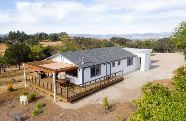 Vignes et vues près de Paso Robles. Nouveau chalet design. Dégustation de vins gratuite.