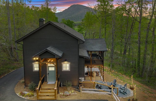 Vineyard Mountains Getaway- relaxing, hot tub, Mtn View’s