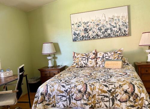 Vineyard Vista Suite with TV and private bathroom