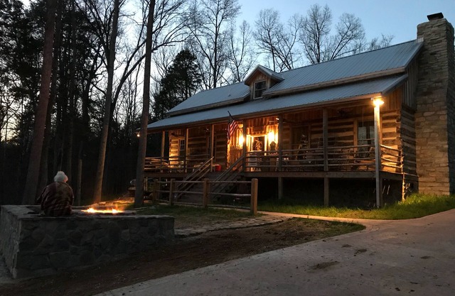 Maison en rondins Vintage 1850 à louer avec 163 acres boisés deux miles privés.