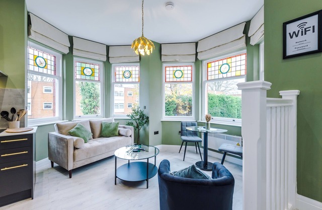 Vintage 2 bedroom apartment with free parking