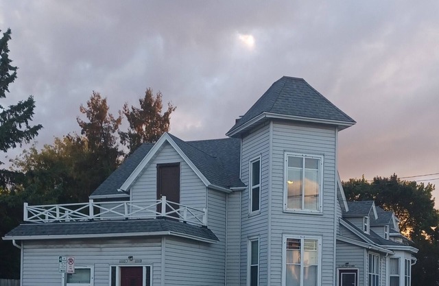 Vintage apartment in a 4-plex close to downtown - Relax in the Infrared sauna !