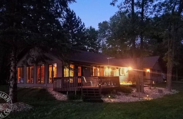 Belle cabane pittoresque sur le lac Bone avec rivage de sable pour la baignade