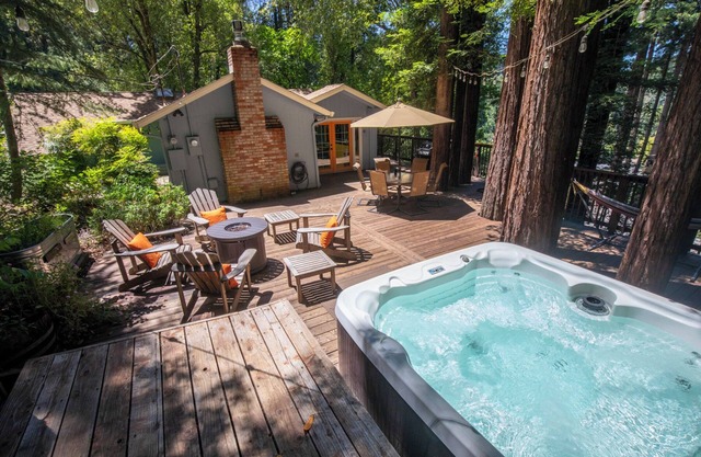 Redwood Retreat - haut de gamme Vintage Accueil avec Sunny Pont privé dans les Redwoods.