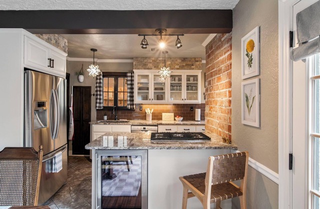 Vintage Charm at Ivy Cottage with separate hot tub hangout, pickleball!