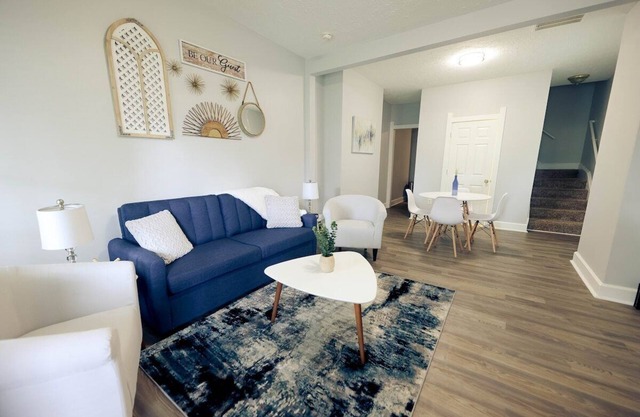 *Vintage Charm*Modern 2BR Townhome *Near Downtown
