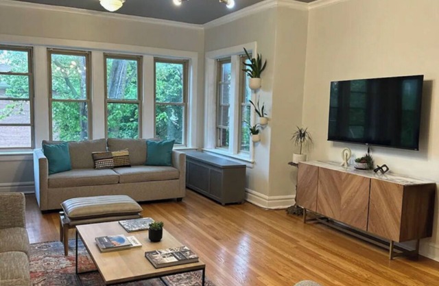 Vintage City Chic: The Artist's Haven. 5 Blocks from Lake Michigan!