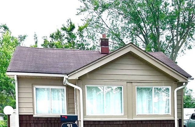 Charming 2-bedroom house with AC and WiFi in welcoming Hazel Park