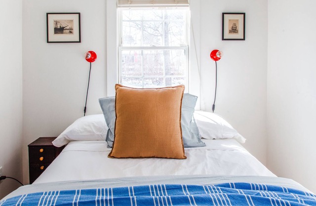 Vintage Cottage – Dog Friendly, AC & Walk to the Beach!