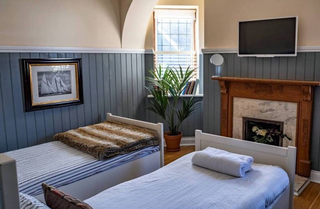 Garden House / 5-bed home on Osea Island, Essex