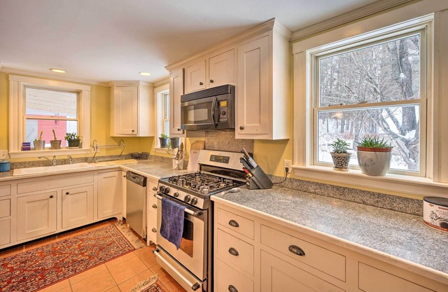 1840s Farmhouse: Near Sunday River Ski Slopes!