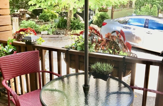 1 BEDROOM SUITE NEAR MU, STEPHENS COLLEGE, & DOWNTOWN
