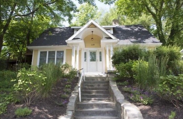Vintage Lake Michigan Beach Cottage: 4br + loft, 3ba-Sleeps 17
