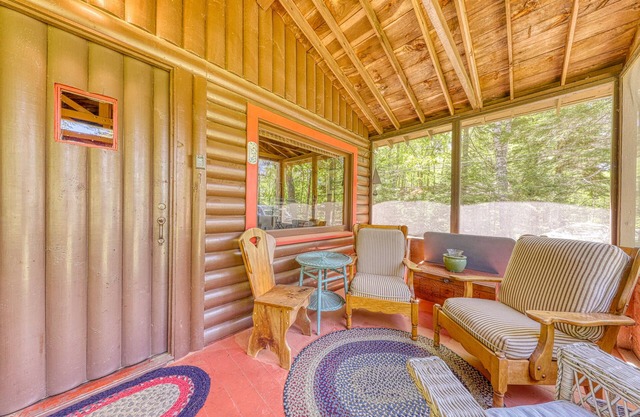 Vintage, cabane en rondins dans les bois w / accès au club de plage (environ un mile de distance)!