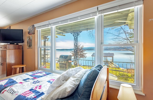Vintage Mountain Lake Cabin w/ Huge Dock - camp vibes, privacy, family friendly!