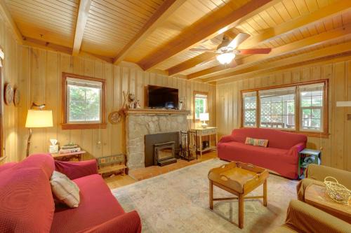 Vintage Snow White Cottage about 2 Miles to Village!
