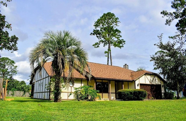 Vintage-Style Palm Coast Retreat w/ Sunroom