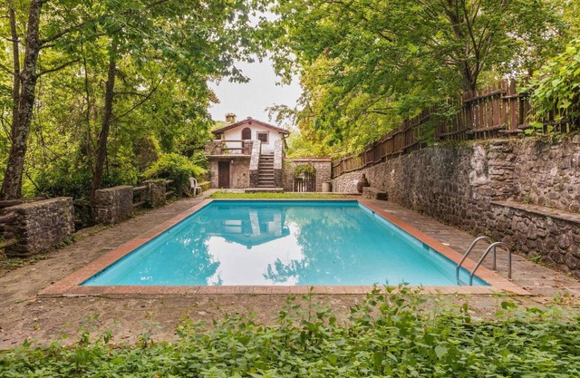 Maison de vacances d'époque avec piscine partagée