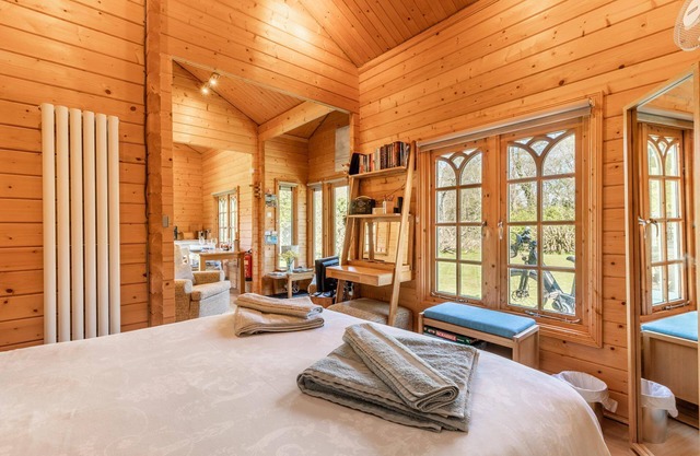 Violet Lodge | Charming 1 bedroom cabin | Easy access to Norfolk Broads
