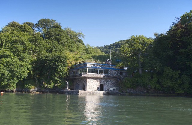 Une propriété riveraine isolée avec une vue magnifique sur la rivière Dart