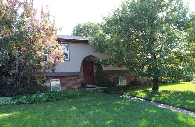 Virginia's Guest House- 4 bedroom home on a quiet corner lot in West Greeley