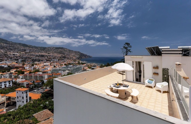 Jasmin I, vue sur la mer et la montagne