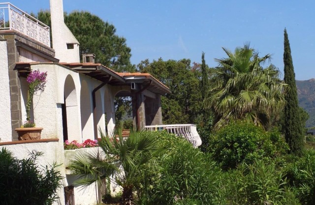 Appartement villa avec piscine privée, 10000 m² de jardin, vue mer, proche plage