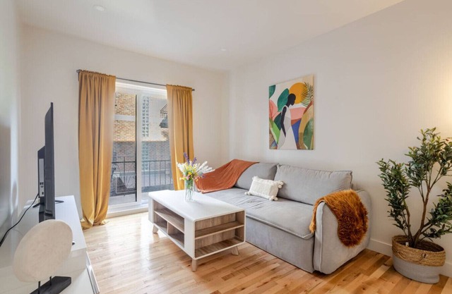 Vista Nook Light Filled 2BR in NDG