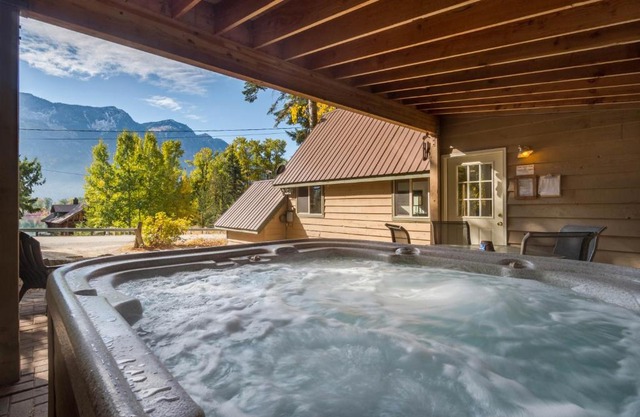 Vista View Chalet - 2 Bed 1 Bath Vacation home in Lake Wenatchee