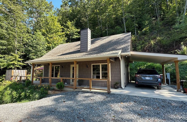Charming cabin in the Great Smoky Mountains in Western North Carolina