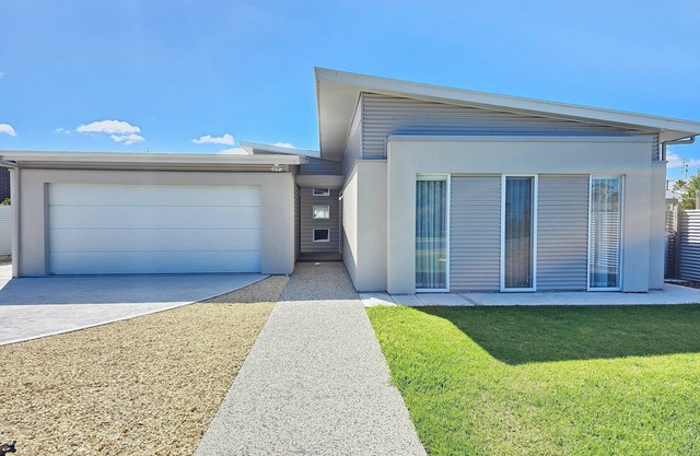 Vita Bella – Modern Coastal Retreat Just Steps from Robe’s Iconic Long Beach