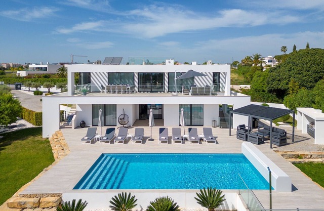 Vivenda das Oliveiras - Contemporary Villa With Heated Pool, Sleeps 10