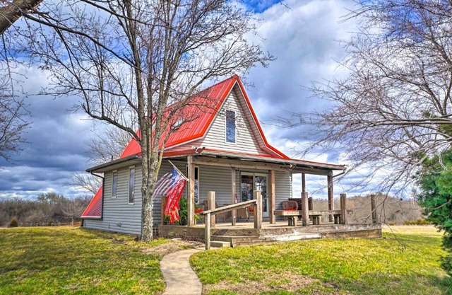 Vivid Cedar Ridge Cabin about 23 Miles to Wichita!